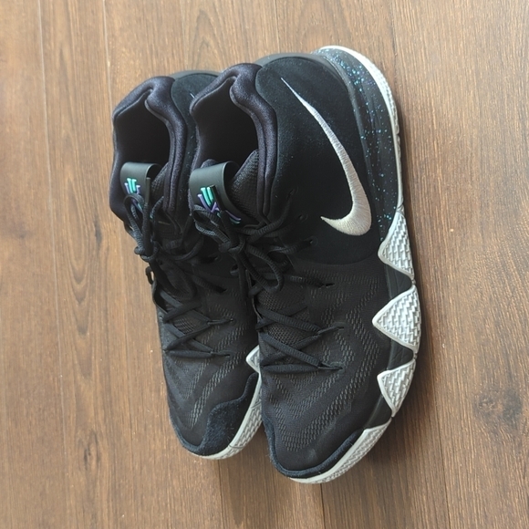 Nike Kyrie 4 NCAA 943806-002 Black Basketball Shoes Sneaker - Picture 7 of 11